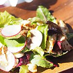 アウトドア ハワイごはん-Taste of Hawaii-⑪】クリスマスにぴったり！ ナッツとスモークチキンのサラダ