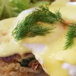 【ハワイを感じるおうちごはん】クラブケーキ&オランデーズソースで エッグベネディクト